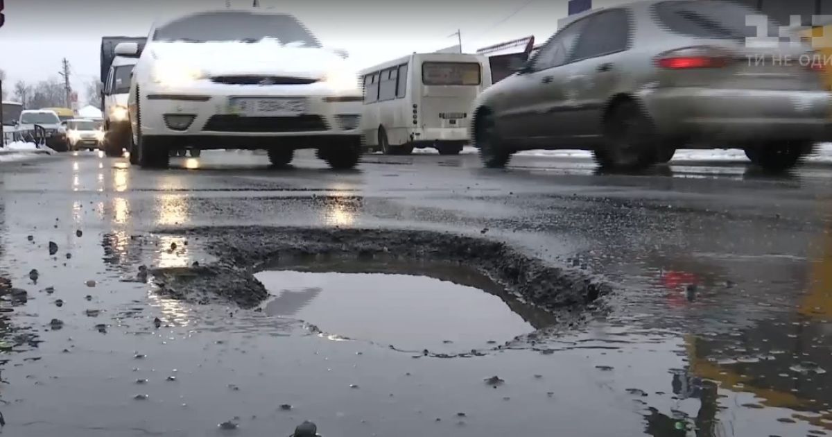 "Четыре года ее б*ять ремонтируют": В Никополе снова будут латать убитую дорогу