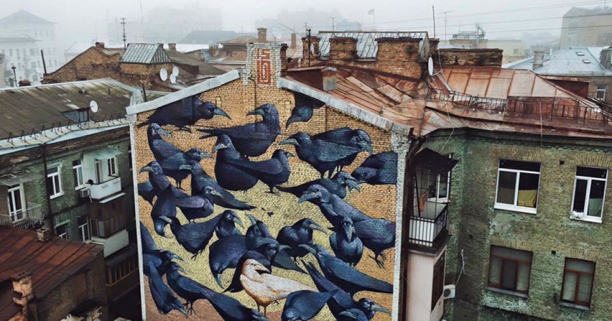 Воронам в столичном дворике посвятили огромный мурал