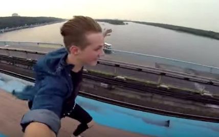Видео экстремальной поездки киевлянина на крыше вагона метро собрало более 2,5 млн просмотров
