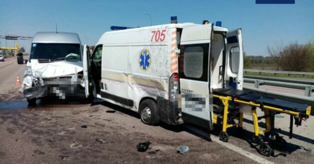 В результате аварии скорой с нетрезвым водителем пострадали два фельдшера