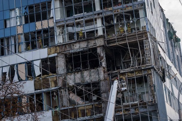 25 вересня 2026. Російський безпілотник влучив в офісну будівлю у Солом’янському районі Києва. Внаслідок атаки загинули люди, багато постраждалих. / © Associated Press