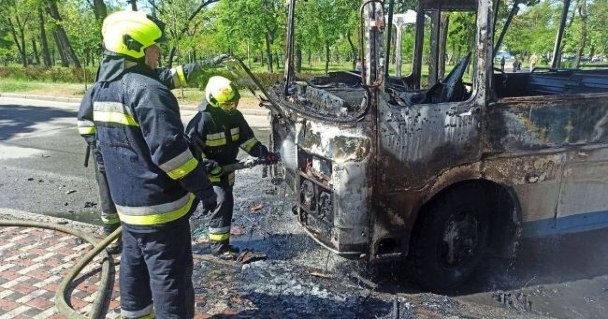 У Києві згорів автобус