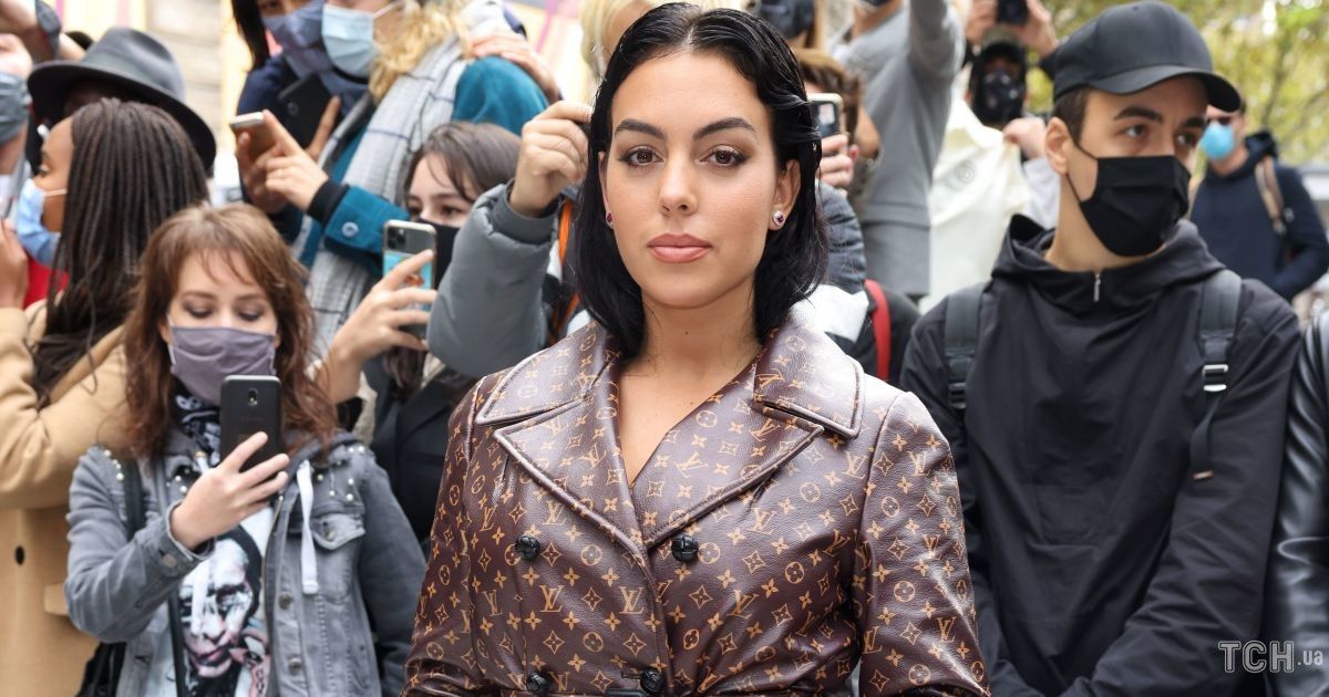 Джорджина родригес подчеркнула ноги дорогим тренчем louis vuitton