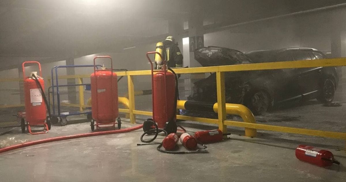 В Києві у багаторівневому паркінгу сталася пожежа