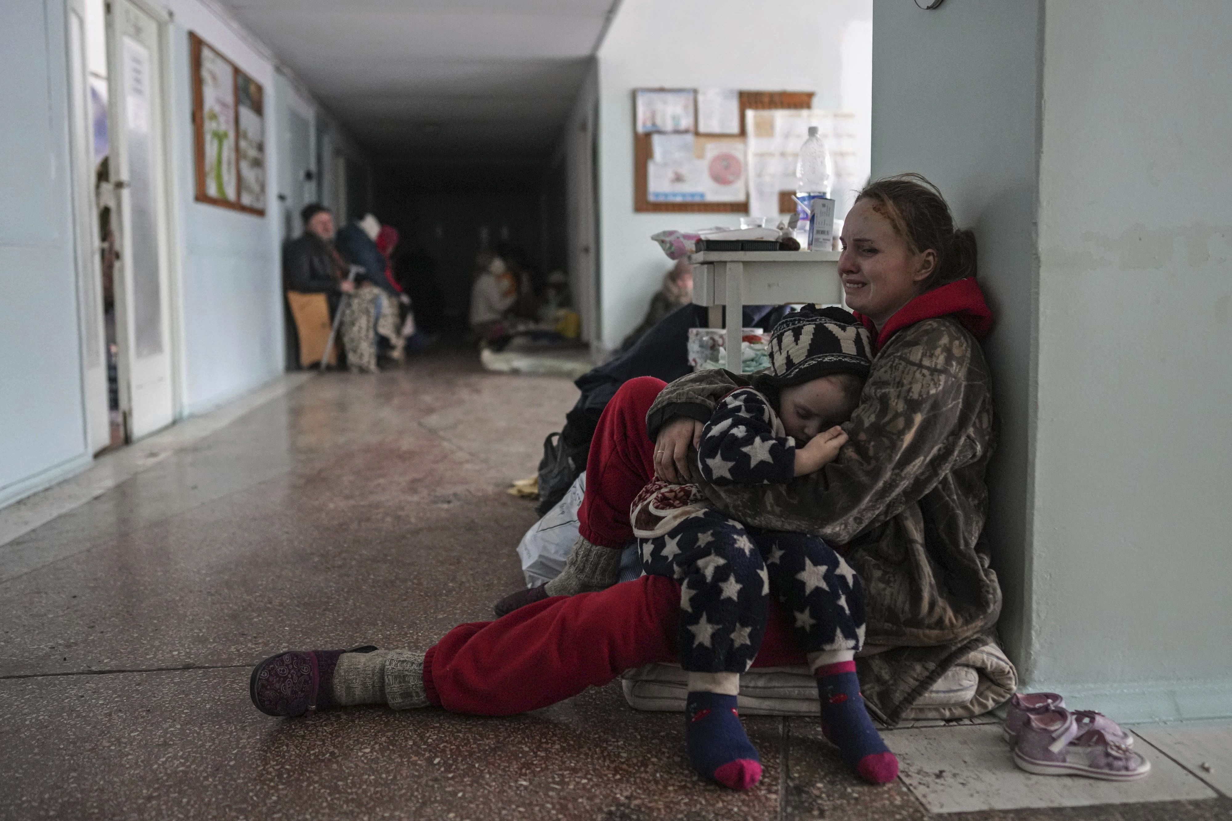 Anastasia Erashova cries as she hugs her child in a corridor of a hospital in Mariupol / © Associated Press