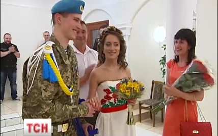 Волонтеры организовали "байкерскую" свадьбу раненому десантнику и его невесте
