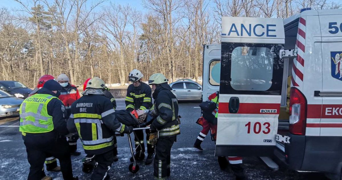 Рятувальники рятувальники деблокували потерпілу із понівеченого авто_7 / © ГУ ДСНС у Києві