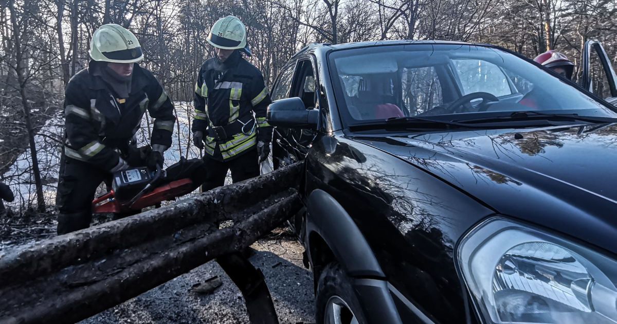 Рятувальники рятувальники деблокували потерпілу із понівеченого авто_2 / © ГУ ДСНС у Києві