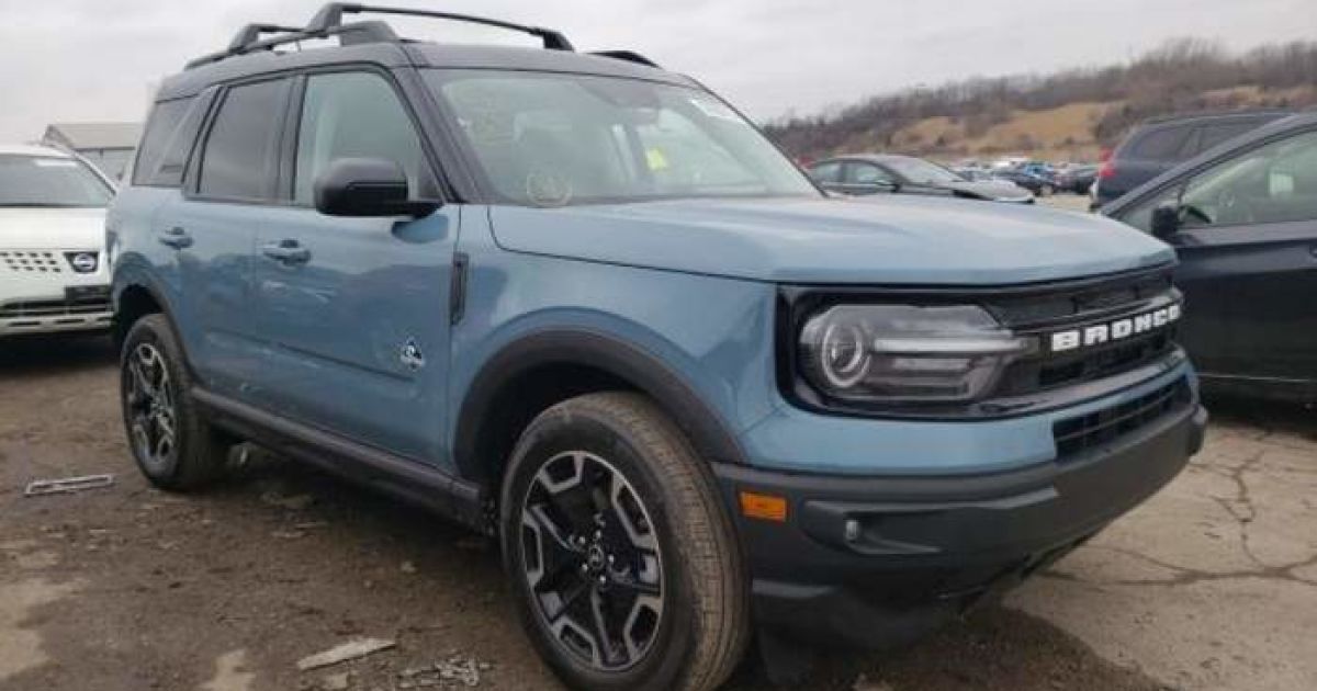 На популярном американском аукционе продают несколько разбитых Ford Bronco, которые недавно выехали из автосалонов