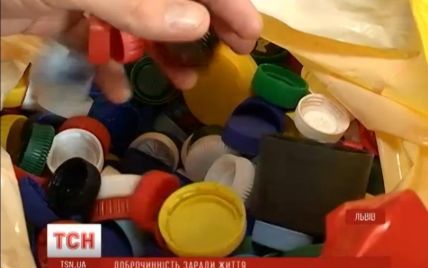 У Львові збирають пластикові корки, щоб врятувати невиліковно хворих