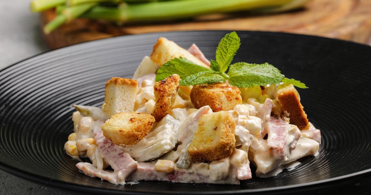 Салат з омлетом шинкою, шинкою, сухариками та кукурудзою