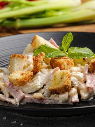 Салат с омлетом ветчиной сухариками и кукурузой