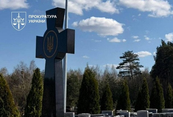 Чиновники нажились на могильних хрестах для загиблих військових