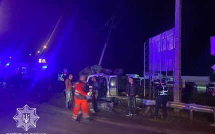 На трассе "Киев — Чоп" в ДТП с военным автомобилем погибли три женщины и ребенок: фото