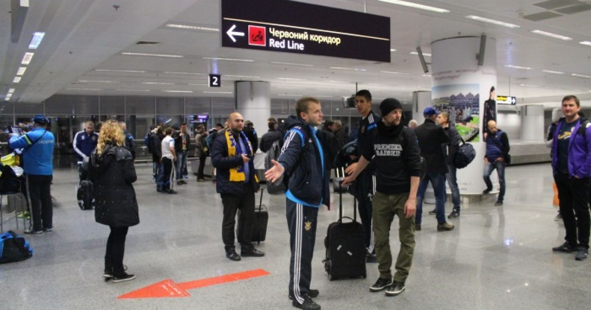 Ребята получили багаж и решают, что делать дальше. / © Проспорт