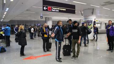 Ребята получили багаж и решают, что делать дальше. / © Проспорт