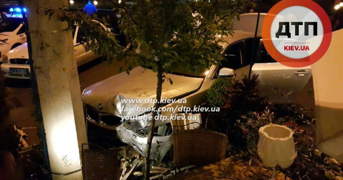Мужчина врезался в столик кафе / © facebook.com/dtp.kiev.ua