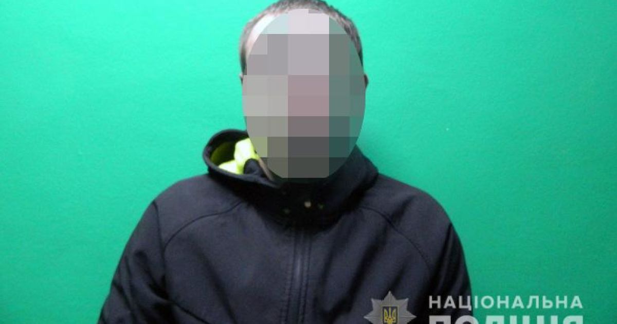 Чоловік з ножем накинувся на відвідувача одного з київських кафе