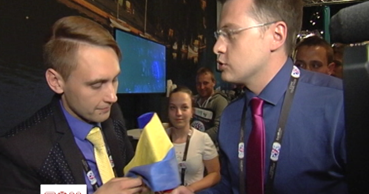 Журналист ТСН повязал украинский флаг на микрофон российского репортера на Евровидении. Видео