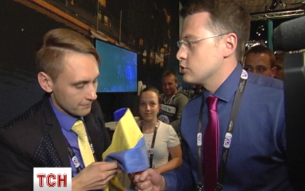 Журналист ТСН повязал украинский флаг на микрофон российского репортера на Евровидении. Видео