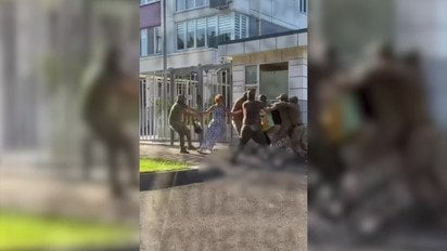 В Одесі люди у формі і балаклавах затримали чоловіка