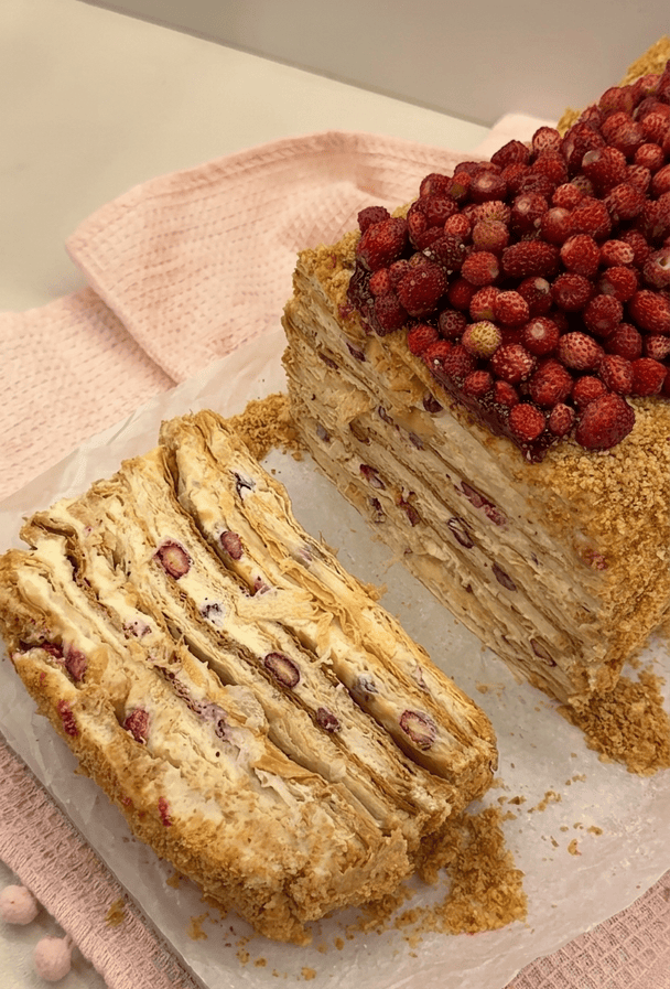 суничний «Наполеон» із кремом «Пломбір» tiktok.com/@yummy.lera