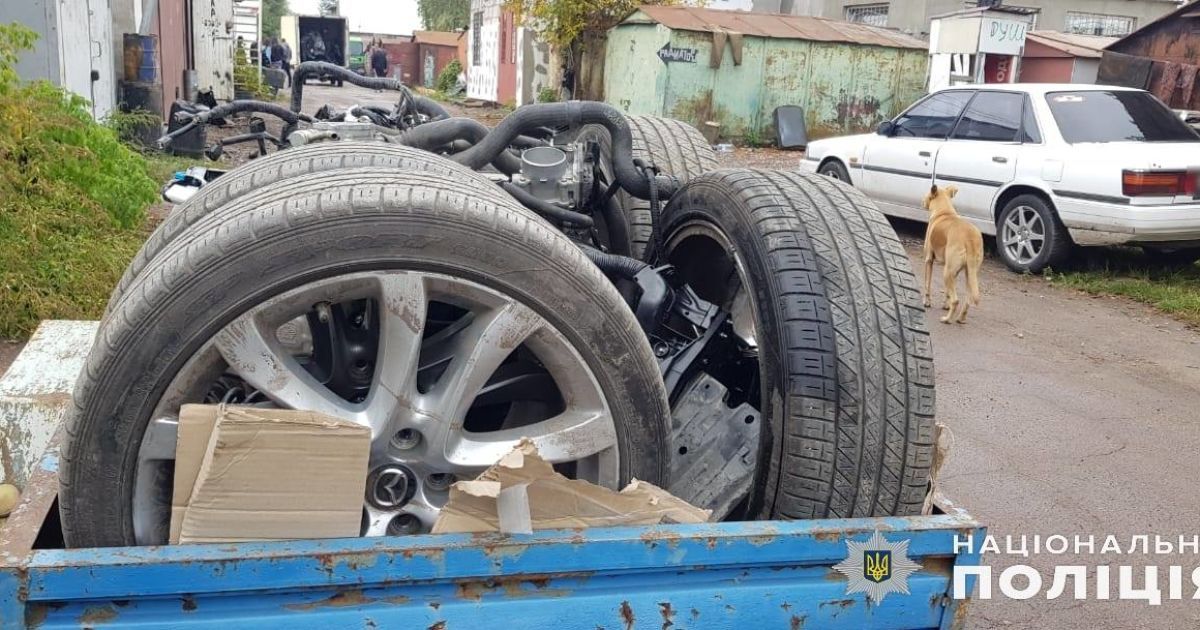 Поліцейські встановили власника шести гаражів – місцях розукомлектації викрадених автівок.