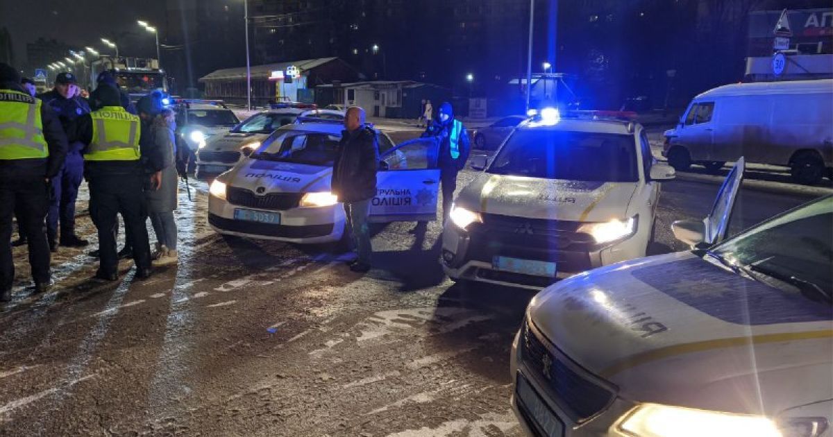 У Києві чоловіка зарізали просто посеред вулиці