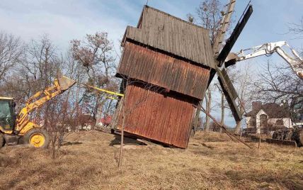 На Буковине ураган повредил две старинные ветряные мельницы в музее под открытым небом: фото