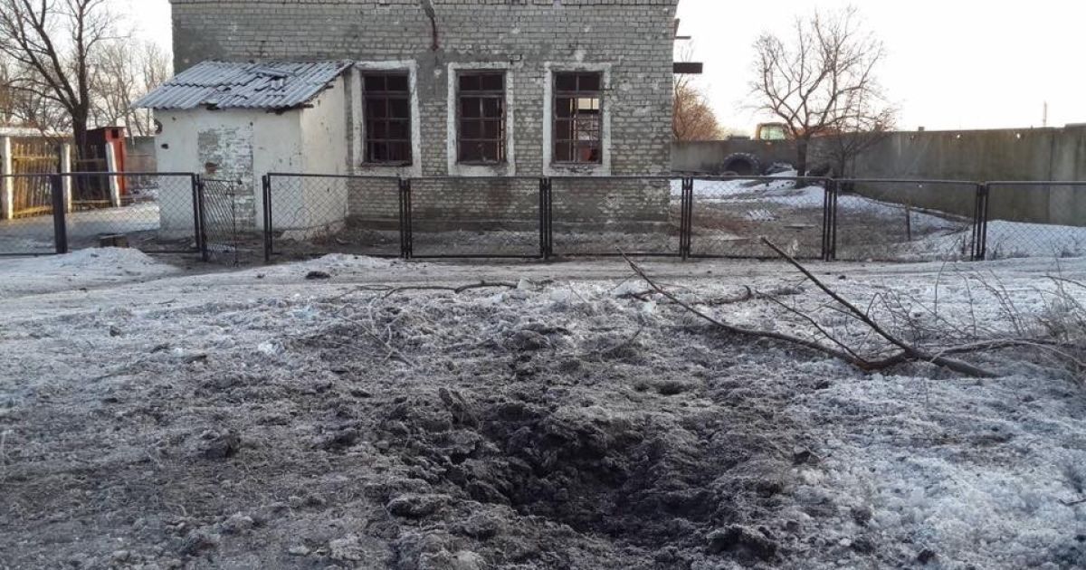На Луганщине в результате обстрелов боевиков разрушены ЛЭП, один военный получил ранения