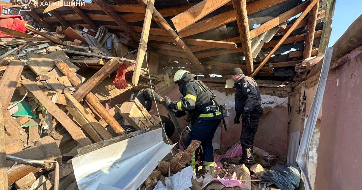 В селе Золочев чрезвычайники спасли из-под завалов разрушенного дома трех человек