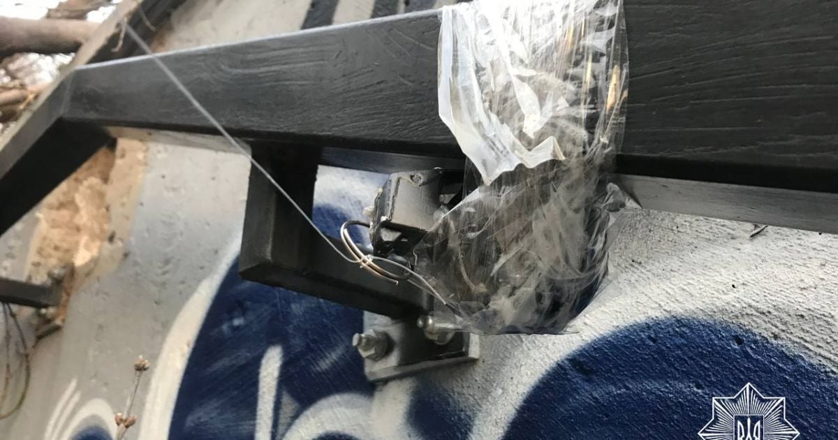 У Києві чоловік під час прогулянки на Печерську знайшов розтяжку (фото)