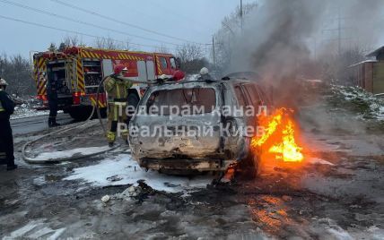 Пожар и звук, похожий на взрыв: посреди Киева загорелся автомобиль, внутри нашли тело женщины