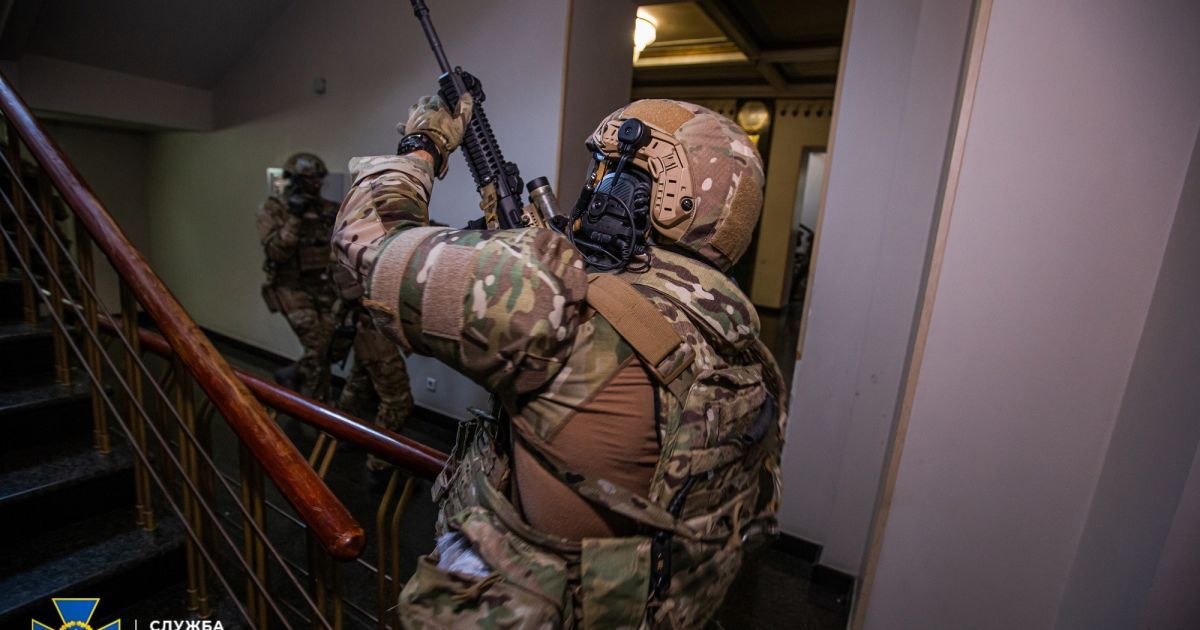 На Одещині перевіряють документи, а на траси виїхала бронетехніка: що сталося 