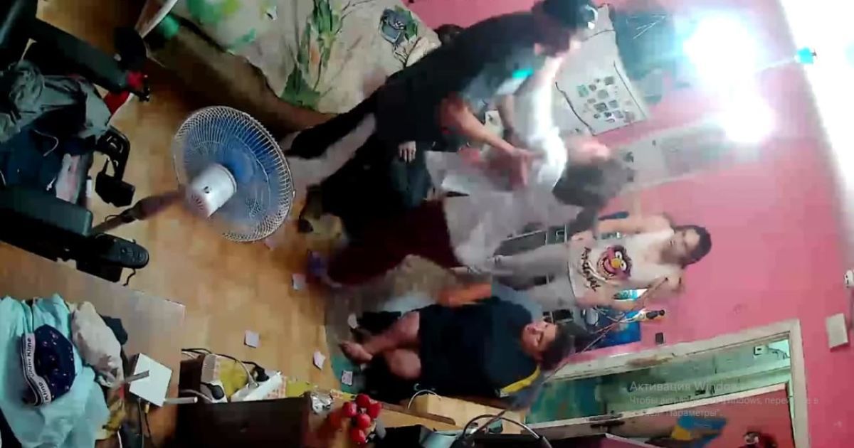 Порвала деньги и била в лицо: в гериатрическом учреждении Днепра медсестра издевалась над пациентом (видео)