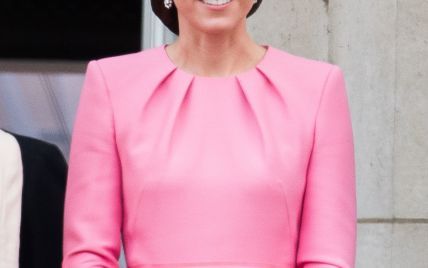 Выглядит ярко: герцогиня Кембриджская пришла на праздник королевы Елизаветы II в розовом наряде