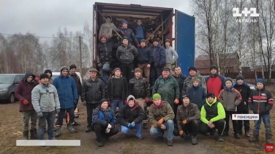 “Люди вдячні, більшість плачуть”: рівненське село возить на схід незвичну гуманітарку