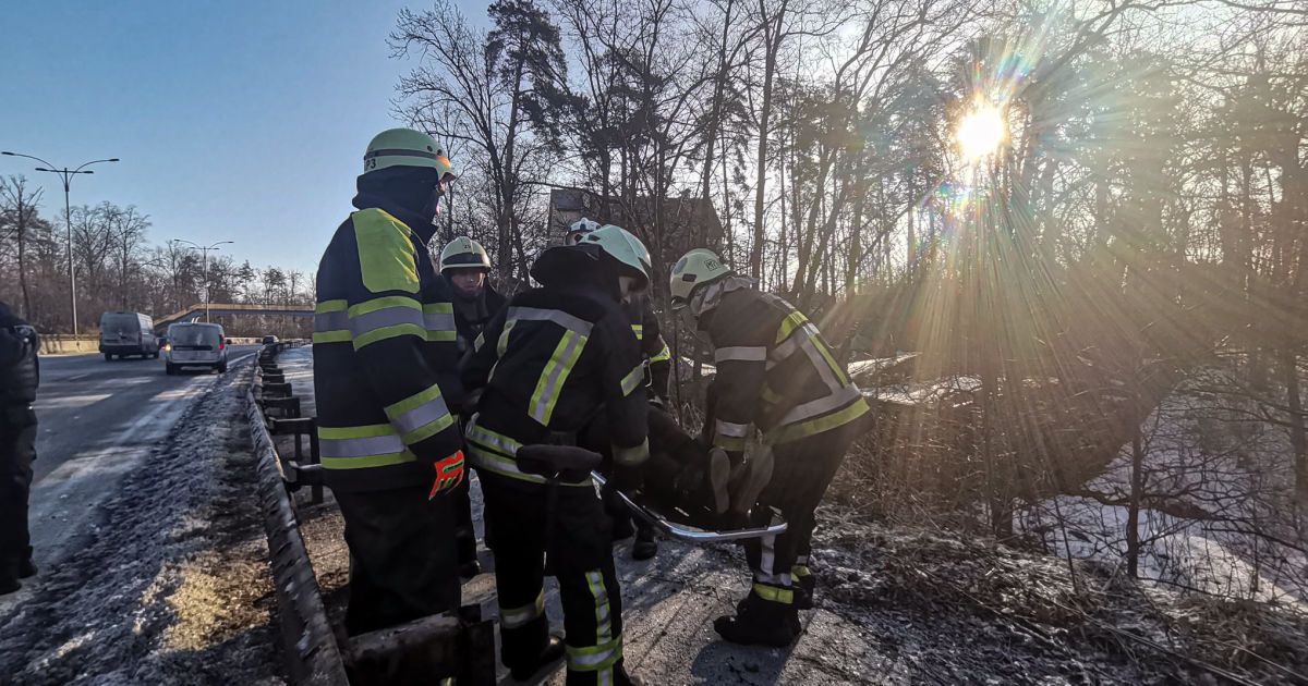 Рятувальники рятувальники деблокували потерпілу із понівеченого авто_4 / © ГУ ДСНС у Києві