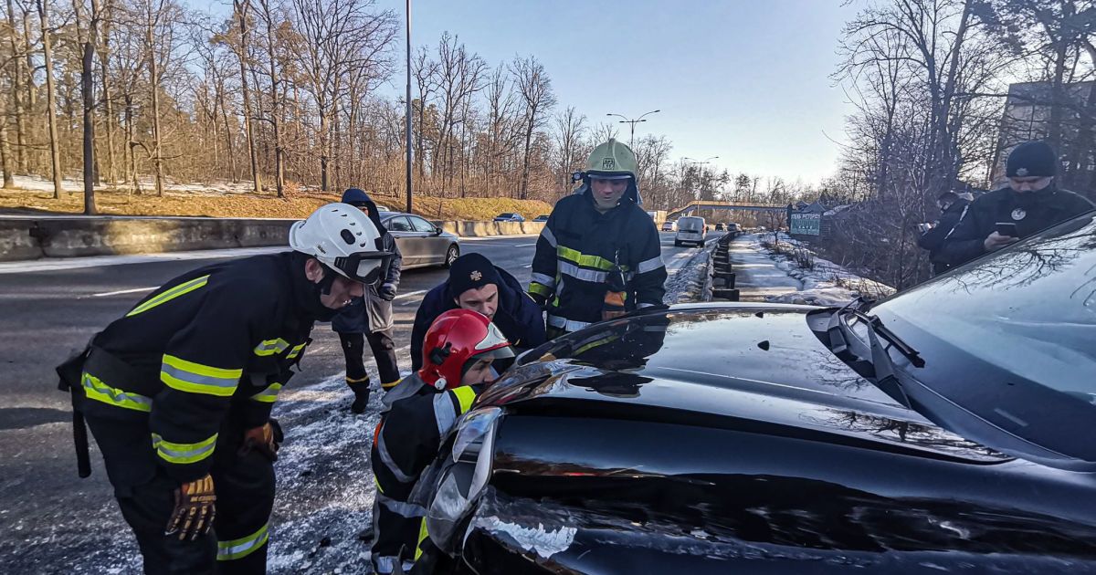 Рятувальники рятувальники деблокували потерпілу із понівеченого авто_5 / © ГУ ДСНС у Києві