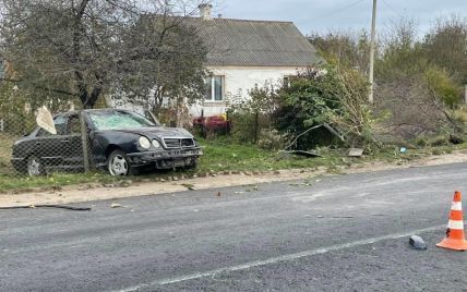 На Волыни "Мерседес" на скорости выехал на обочину и сбил женщину: водитель погиб