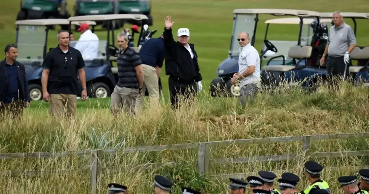 Дональд Трамп на поле для гольфа в Шотландии