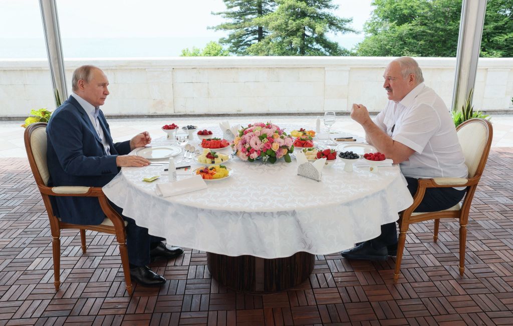 В то же время, Лукашенко отметил, что государствам следует надеяться только на себя, а не на отмену санкций.