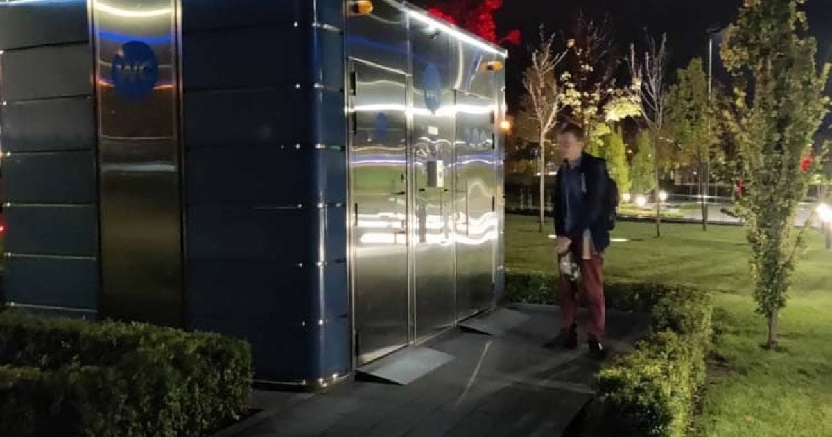 Зайшов до туалету, а вийти не зміг: у Дніпрі турист годину просидів у вбиральні