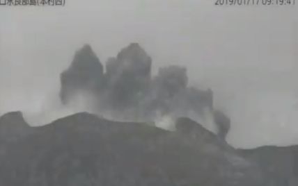 На японському острові сталося виверження вулкана