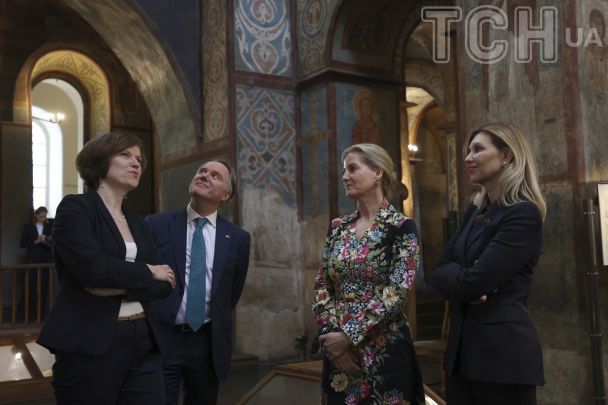 Герцогиня Единбурзька Софі, перша леді України Олена Зеленська та посол Великої Британії в Україні Мартін Гарріс відвідали Софійський собор у Києві / © Associated Press