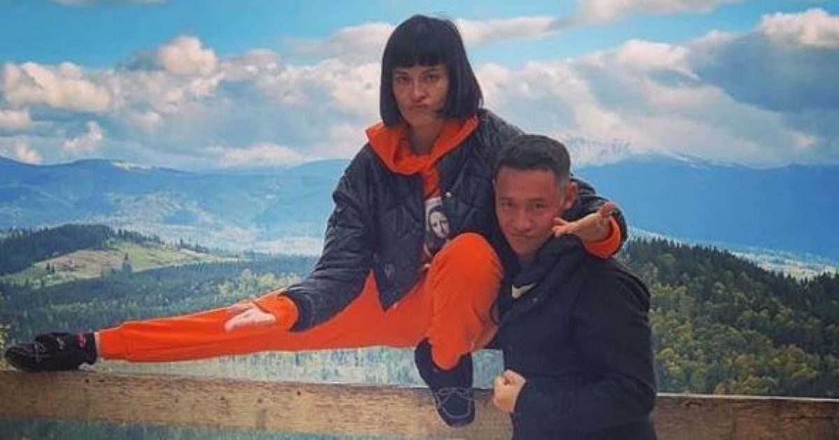 Рисковая Астафьева показала, как с мужем на краю пропасти вытянула ногу