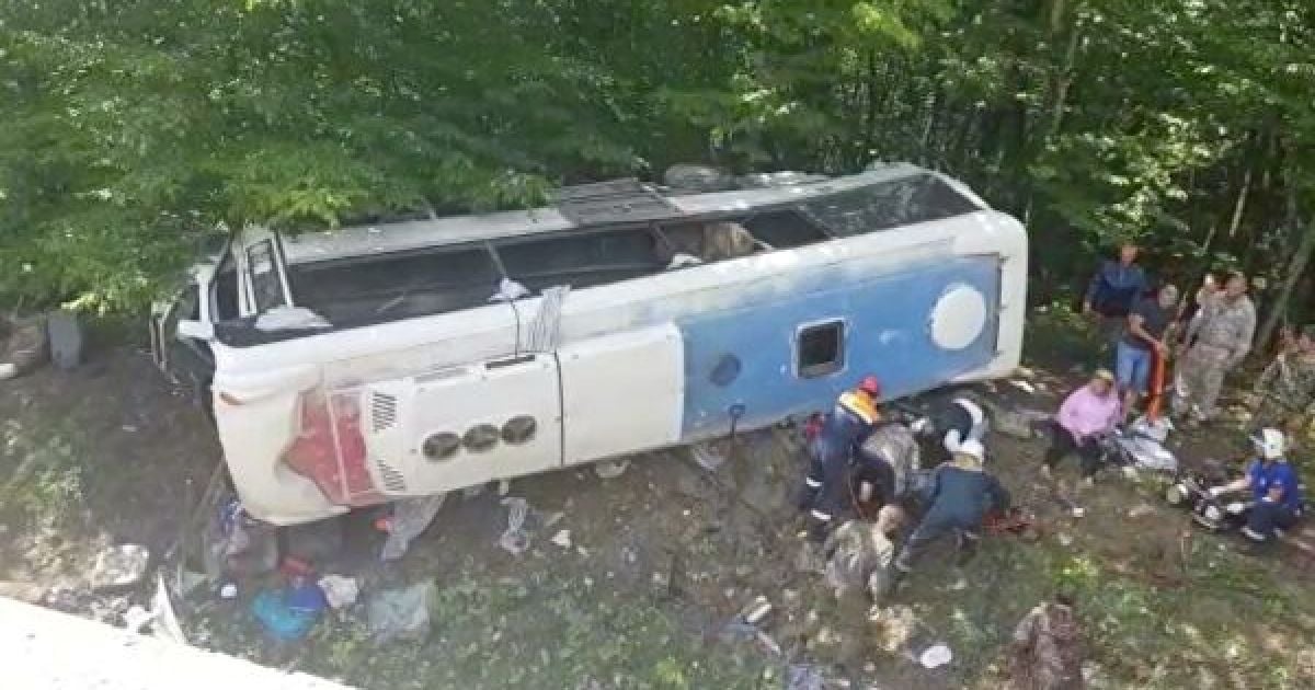 У Росії в автобуса з туристами відмовили гальма і він злетів з траси: двоє загиблих, багато поранених (фото)