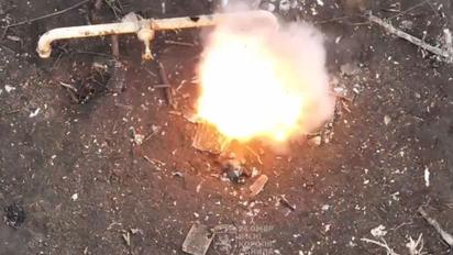 ВСУ показали эффектный дронобомбинг по врагу