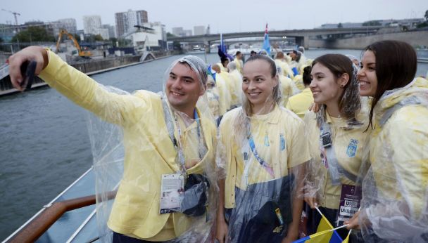 Збірна України на церемонії відкриття Олімпіади-2024 / © Associated Press