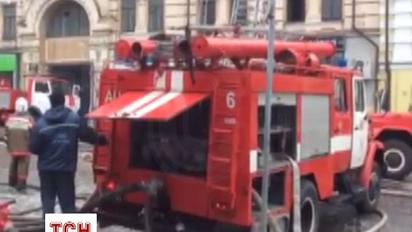 Пожежу у центрі Києва гасили понад 100 пожежників